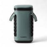 Dometic PSC9 Soft Cooler – compacte waterdichte koeltas in kleur Moss van de voorzijde gefotografeerd met een dichte stevige rits en handvaten met opbergruimte