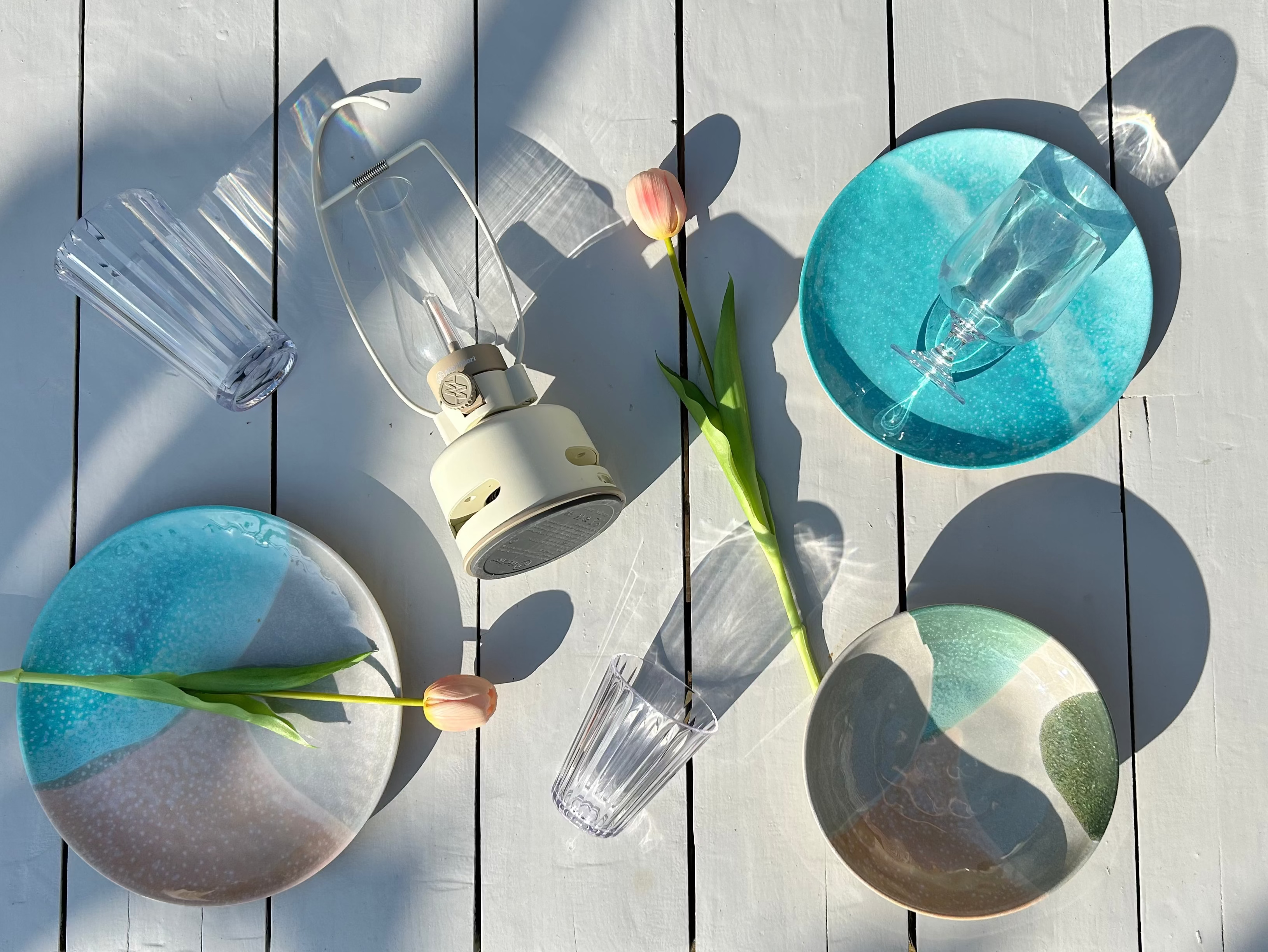 Dunes servies op een witte tafel