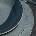 Flamefield Moondust borden en kom met bestek mooi gepresenteerd ingezoomd