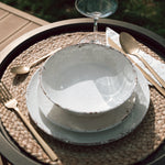 Flamefield serviesset Rustic Pearl – 12-delig melamine servies dinerbord, ontbijtbord, kom met bestek op een rieten placemate