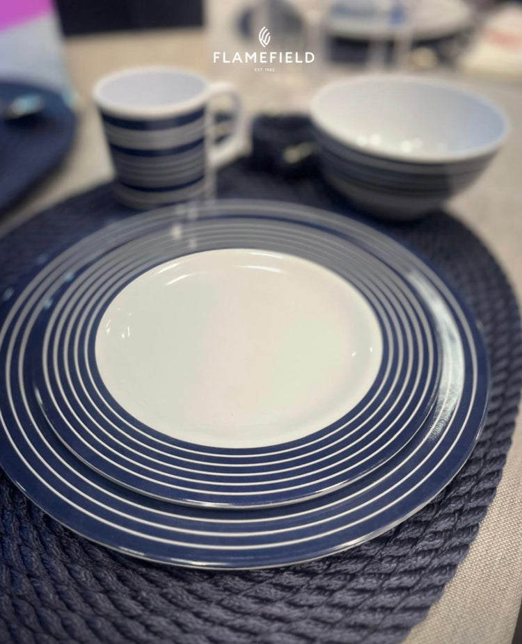 Flamefield sfeerbeeld van een dinerbord en ontbijtbord kom en mok uit de Blue Striped serie op een blauwe placemat