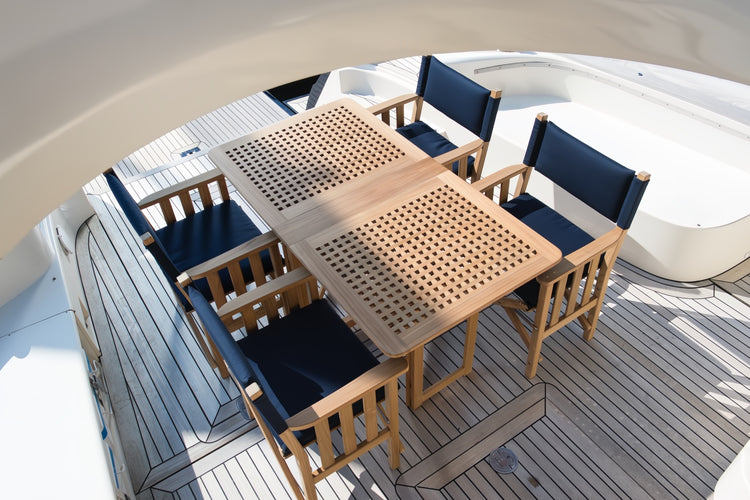 Miami_tafel_en_regisseursstoel_II_deluxe_met navy kussens op luxe boot