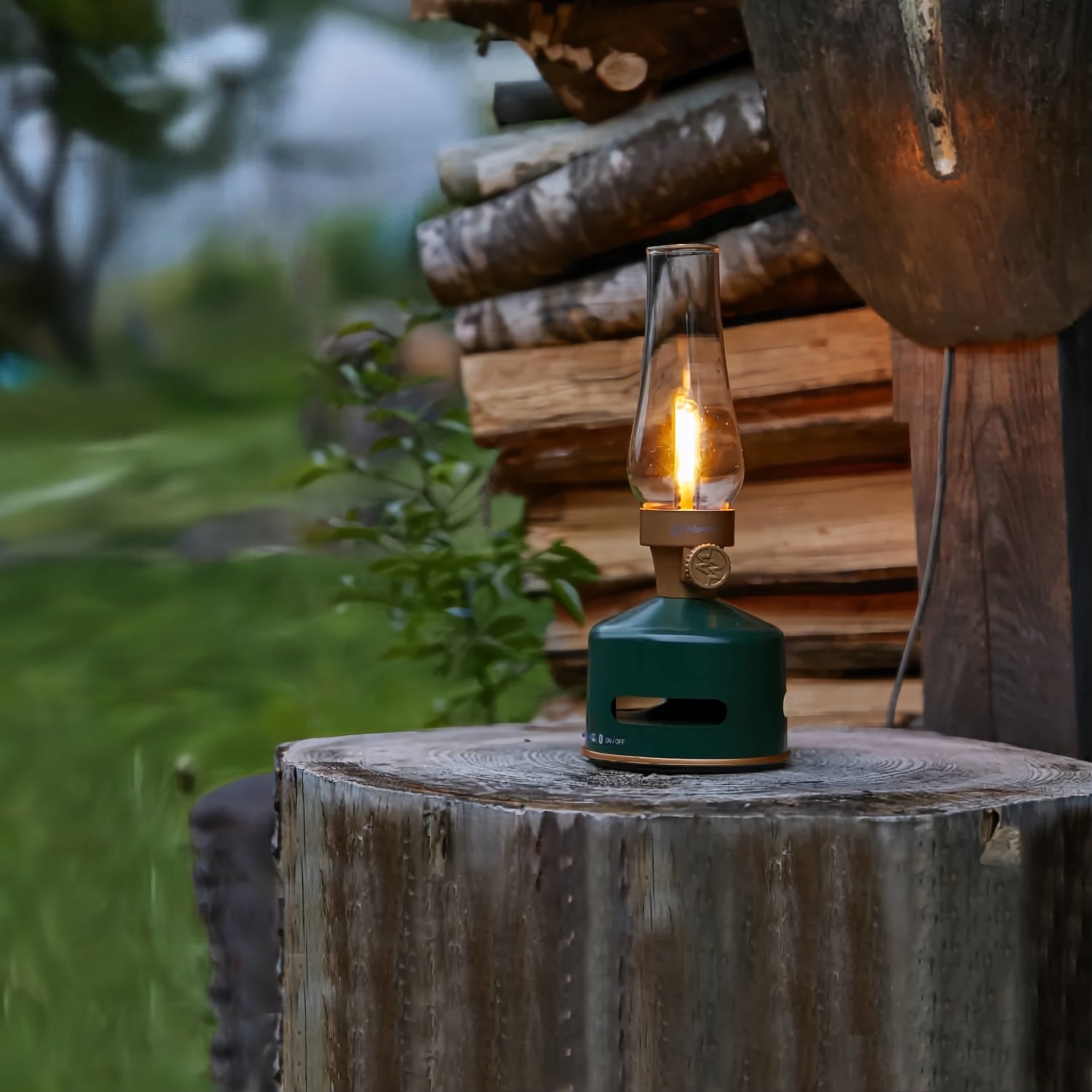 MoriMori LED lantaarn met Bluetooth speaker – oplaadbare buitenlamp in kleur Basil Moose donkergroen op boomstam