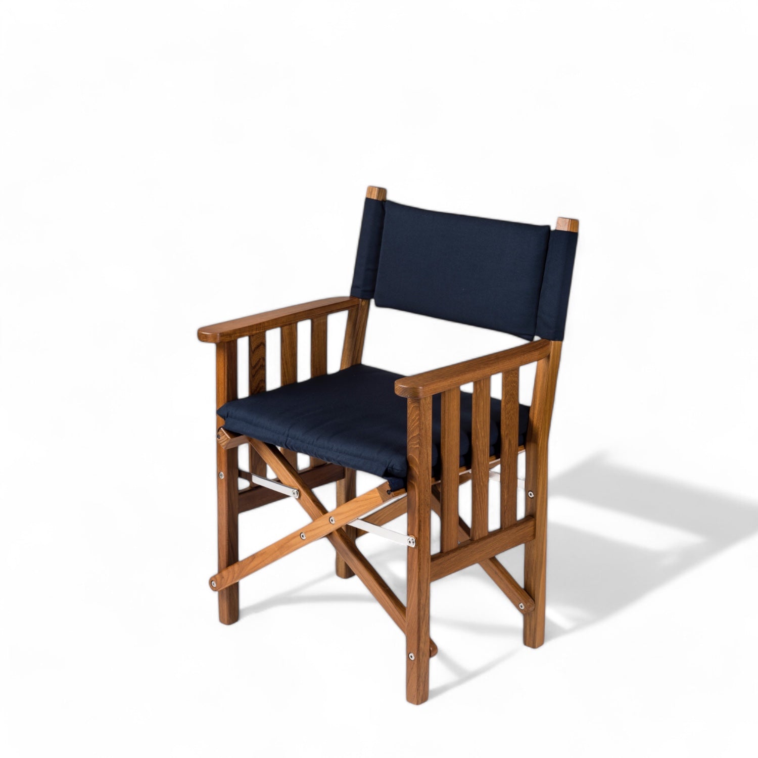 Regisseursstoel_II_deluxe_geolied_teak_met_een_navy_blauwe_luxe_kussen_set