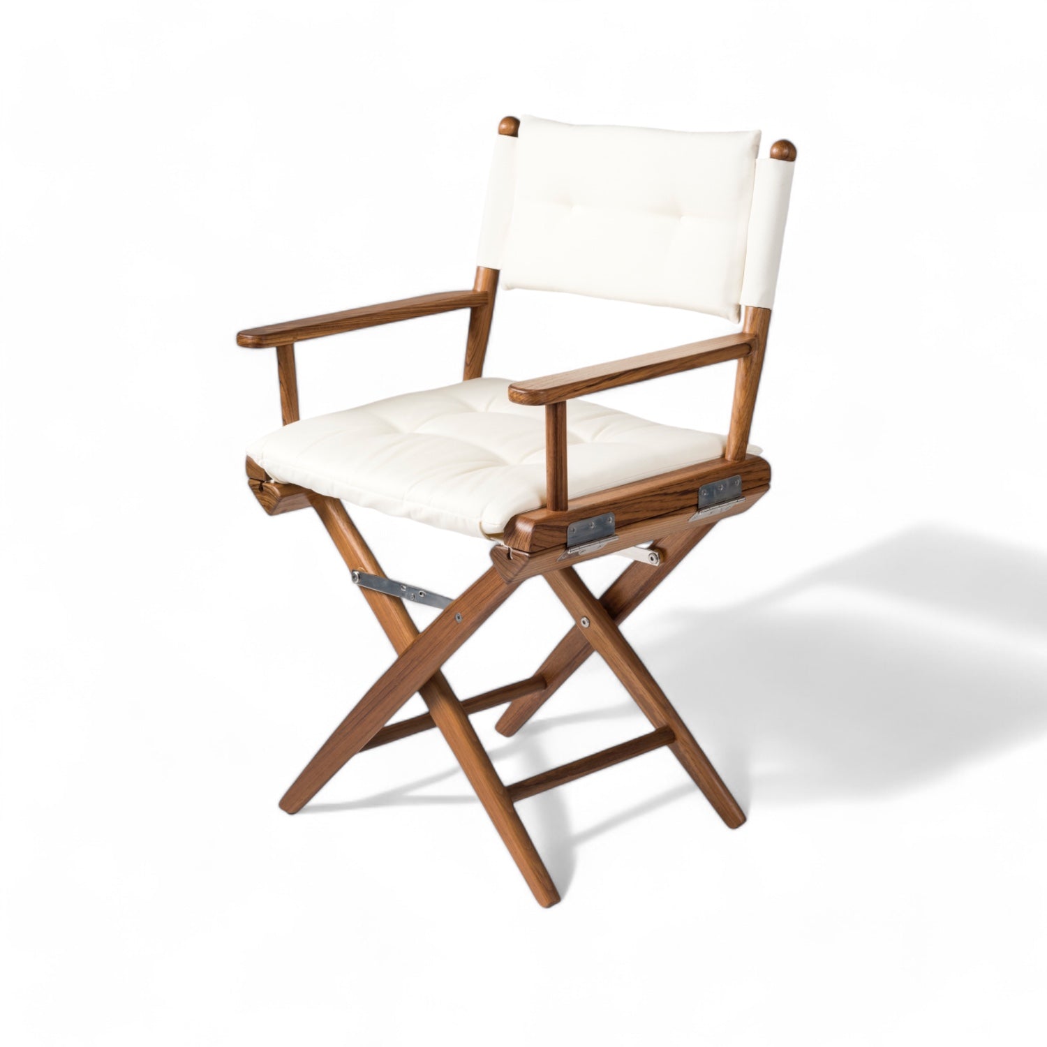 Regisseursstoel_I_deluxe_-_geolied_teak_met_creme_wit_kussen zijaanzicht