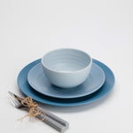 SB0112 Flamefield onbreekbaar servies Shades of Blue met grijs bestek in een touwtje