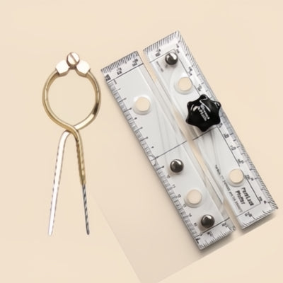 Collectie beeld navigatie instrumenten bij Studio maritime, een messing passer en kaartplotter