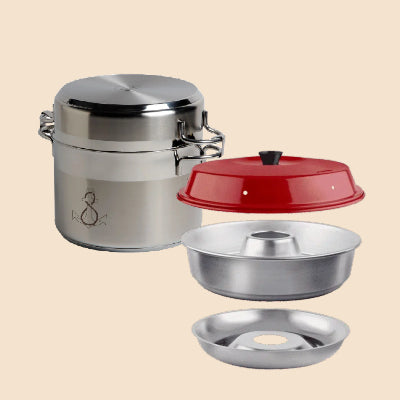 Collectie foto van een pannenset en mobiele oven voor Studio maritime