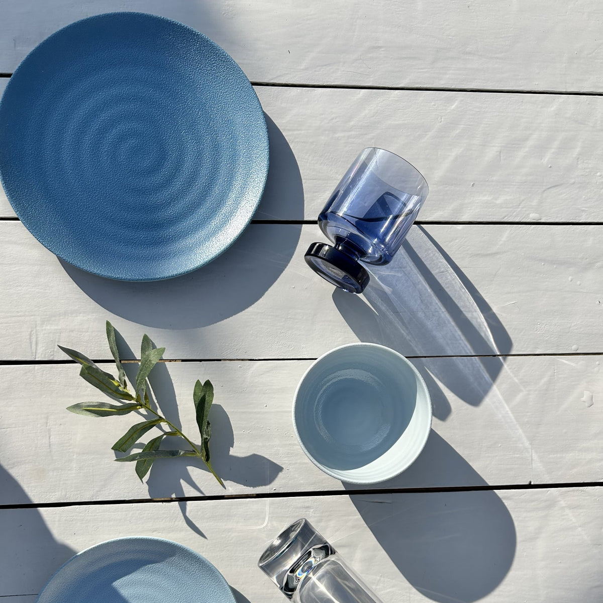 SB0112 Flamefield onbreekbaar servies Shades of Blue bord en kom met een Heavy base blauw glas en een olijftakje