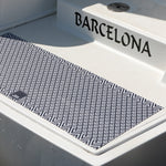 41273_Marine business Deurmat blauw-wit ruitpatroon met ankers op een boot  met een tekst Barcelona op de trede van de boot
