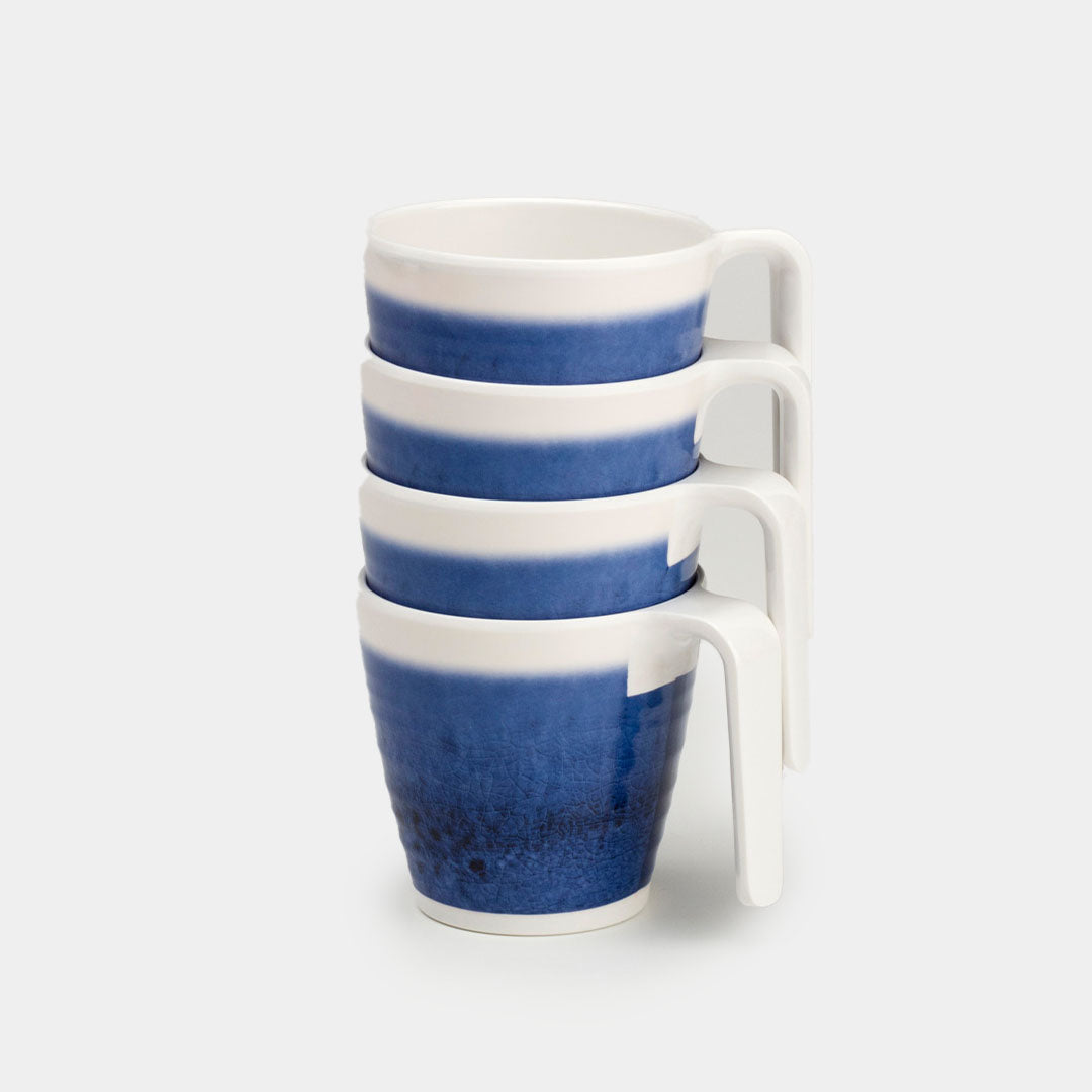AZ423 Flamefield Azure mokken (set van 4) – onbreekbaar melamine in blauw-wit keramieklook opgestapeld