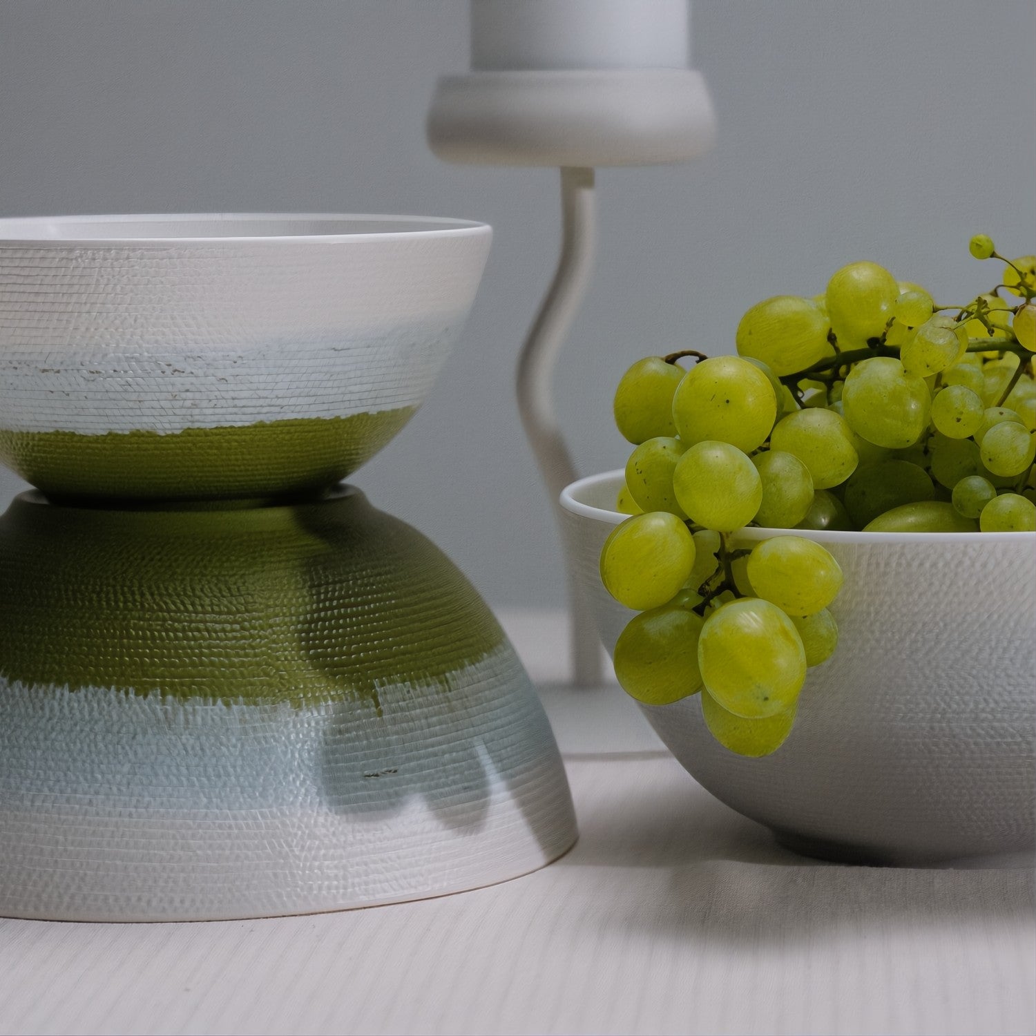 Ambre_Olive_kommen_in_sfeerbeeld_op_elkaar_gestapeld_met_druiven