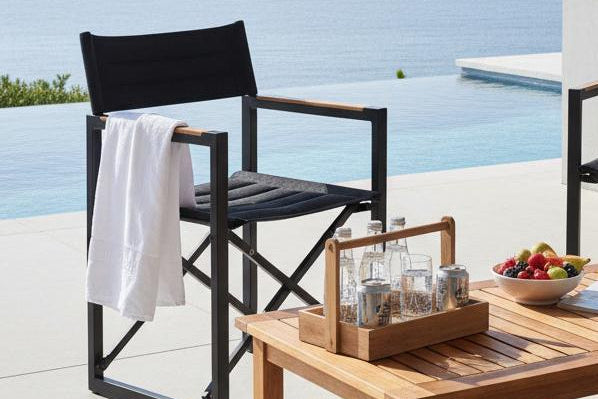 Arc Square stoelen op een terras van een modern huis bij een zwembad