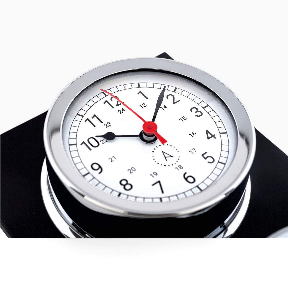 Autonautic Atlantic 95 EGC in chrome clock in detail