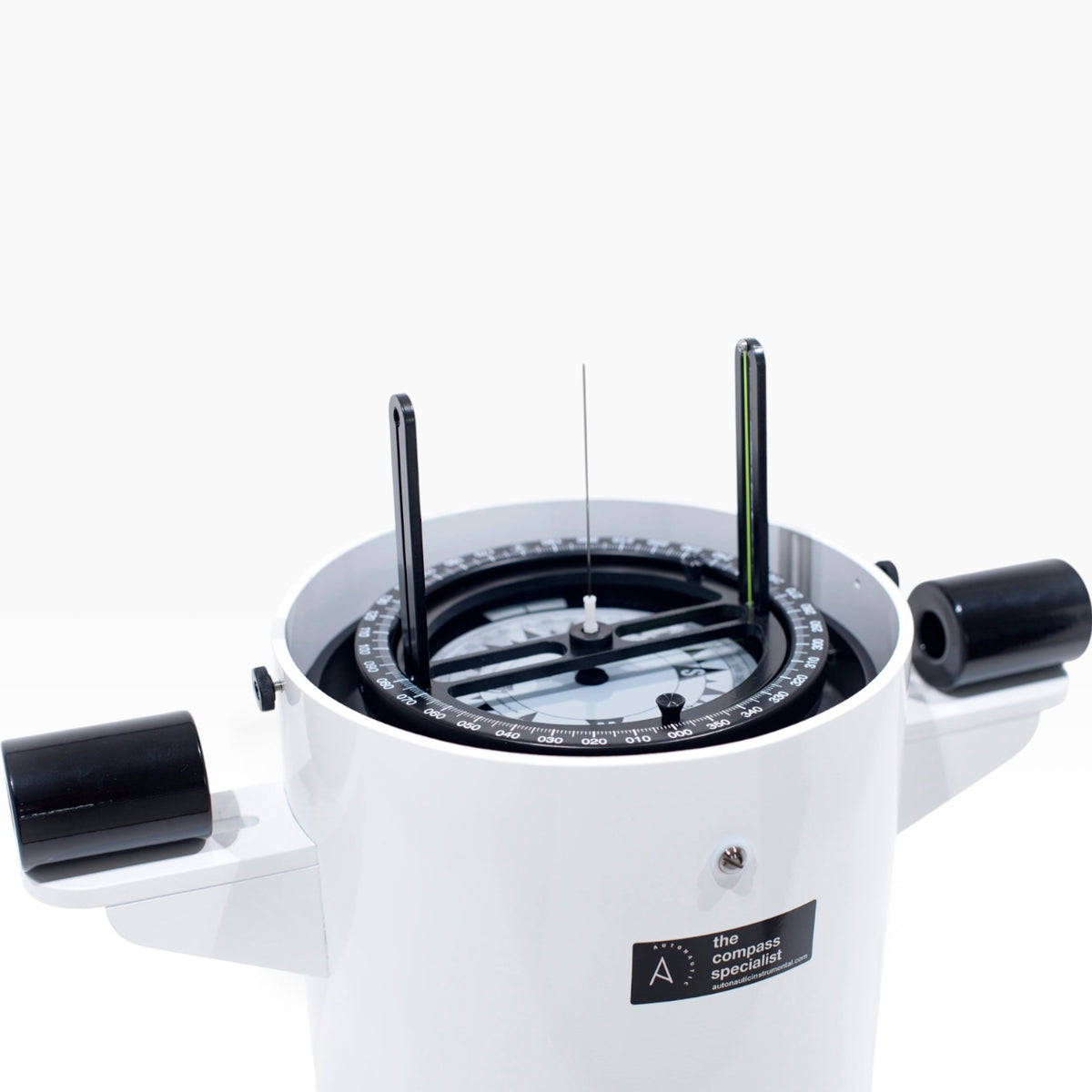 Autonautic C20-00128 professioneel tafel- en reflectorkompas – 125 mm in een grote witte basis Close up 