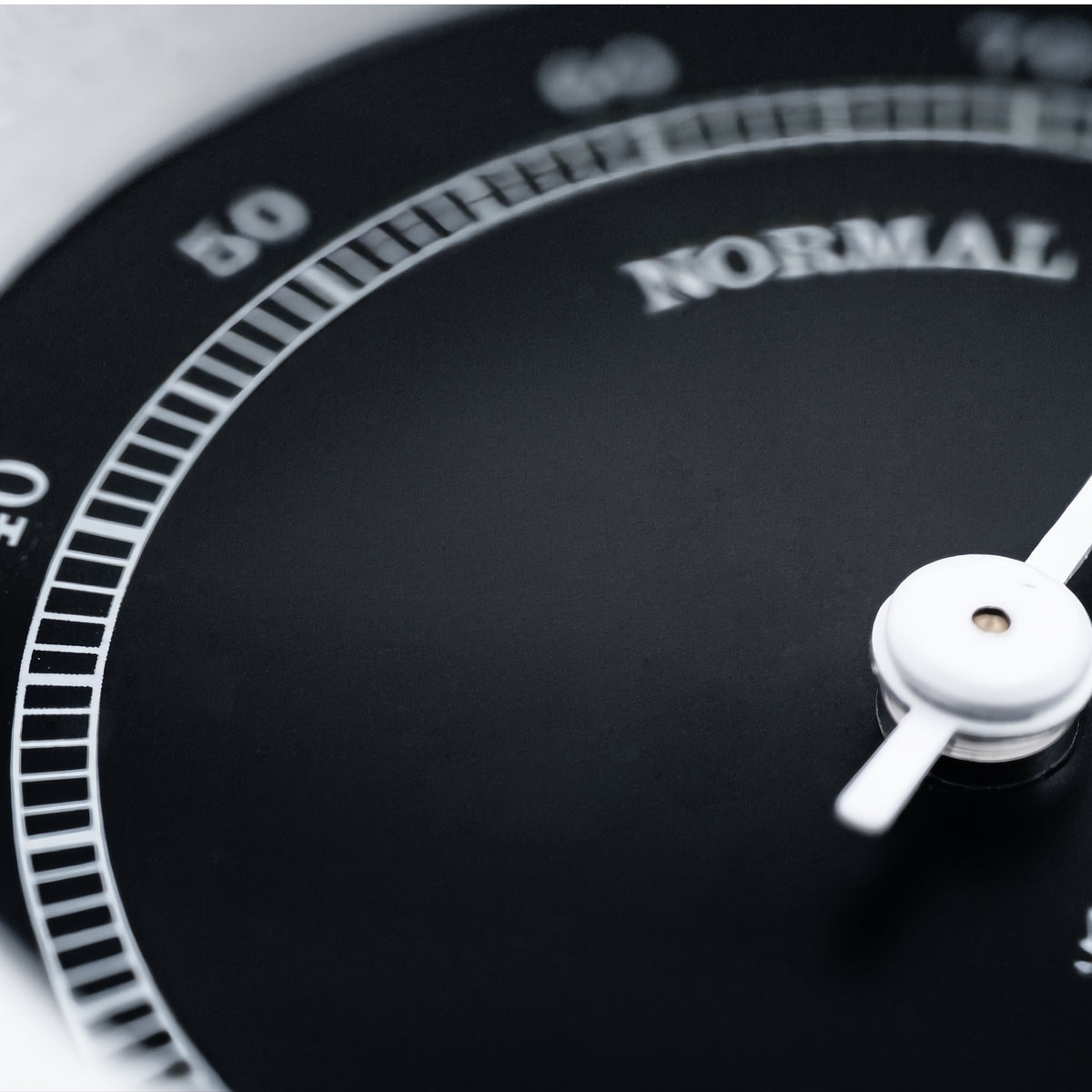 Autonautic Instrumental hygrometer (72 x 39 mm) - stijlvol, functioneel, compact, Minor H72N zwart met witte wijzerplaat  detail foto