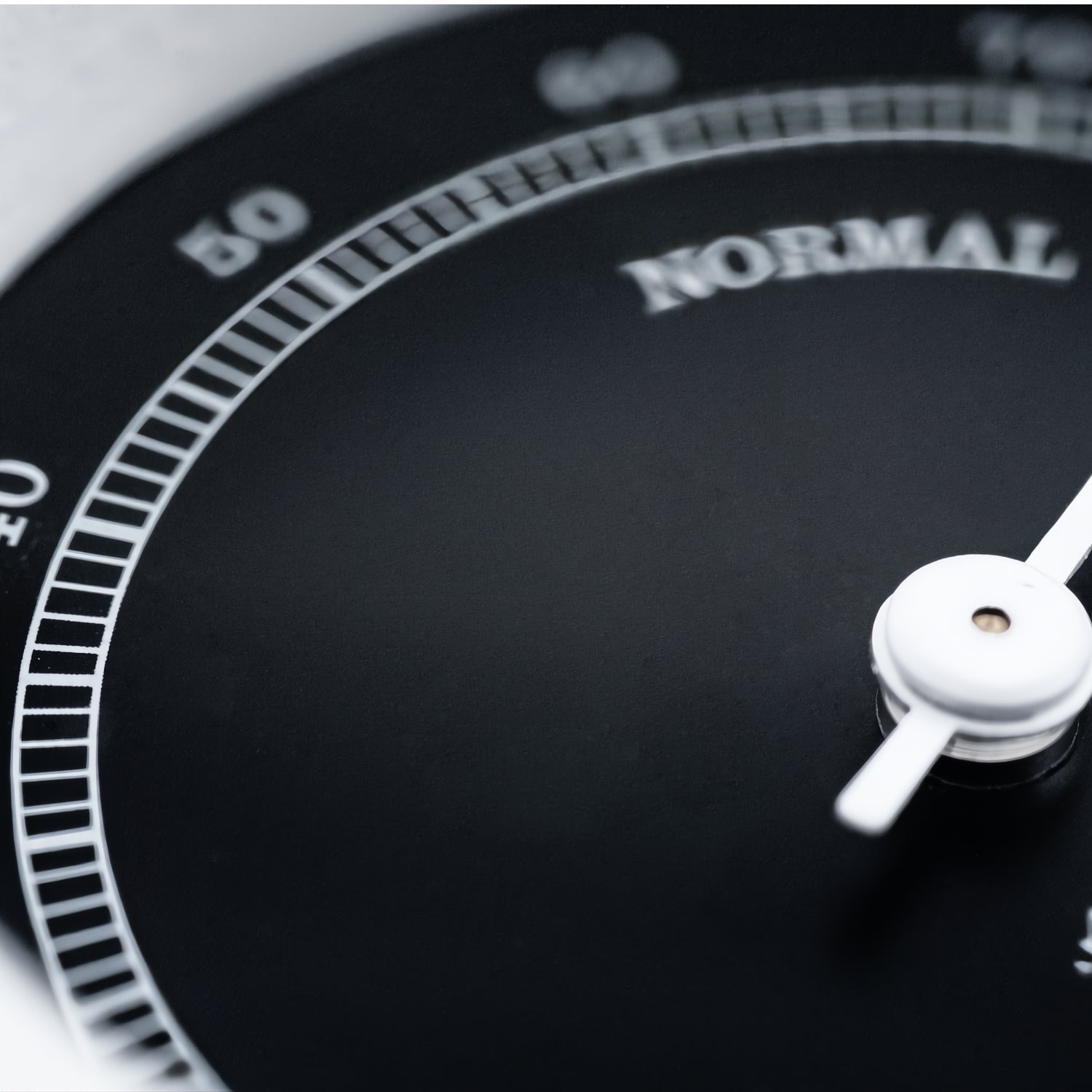 Autonautic Instrumental hygrometer (72 x 39 mm) - stijlvol, functioneel, compact, Minor H72N zwart met witte wijzerplaat  detail foto
