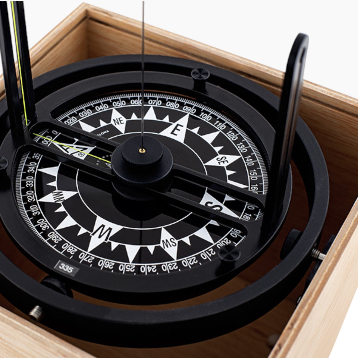 Autonautic TAX-00122 pelorus in houten kist – cardanisch, 125 mm  close up