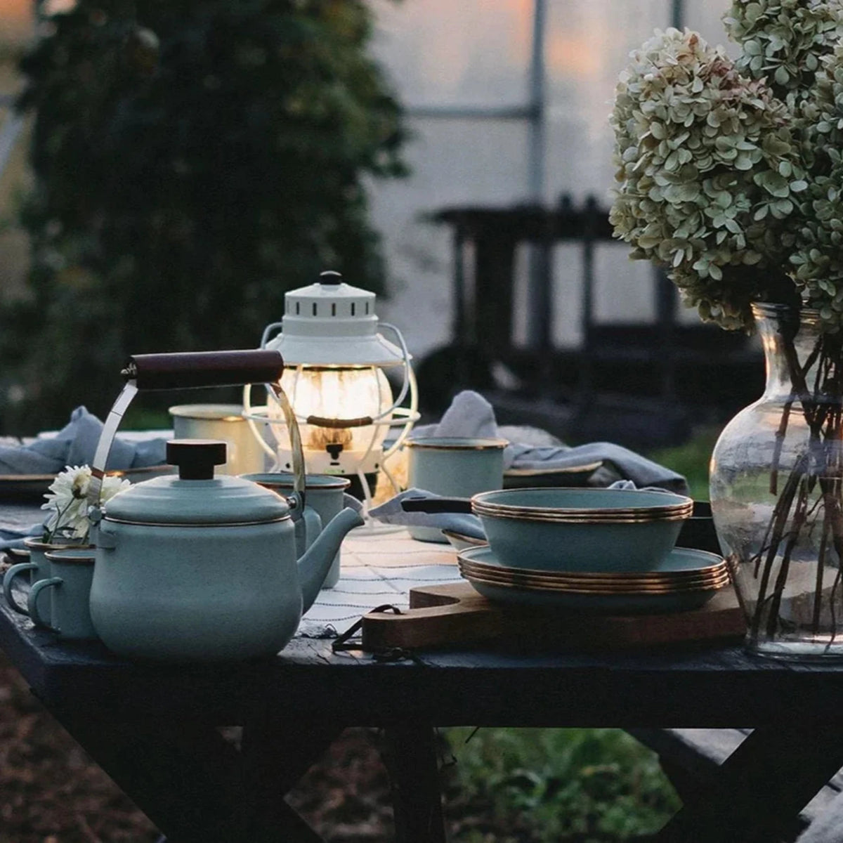 Barebones Enamel servies op de tafel