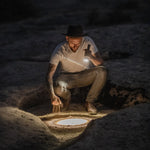 Barebones Flashlight LIV-257_Vintage_zaklamp-Gunmetal man met hoed schijnend op de grond 