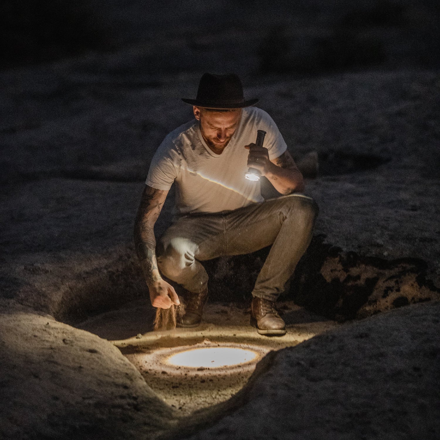 Barebones Flashlight LIV-257_Vintage_zaklamp-Gunmetal man met hoed schijnend op de grond 