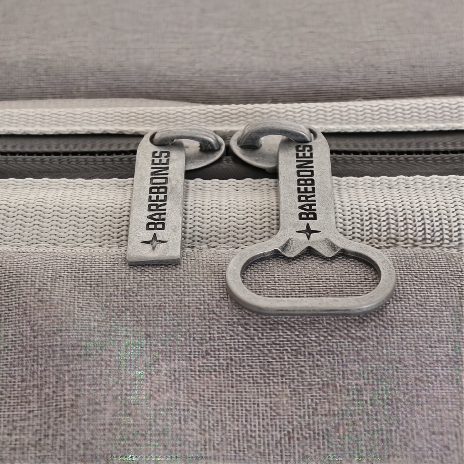 Barebones Porter Rolling Cooler close-up van de rits