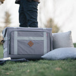 Barebones Porter Rolling Cooler met kussens in gras