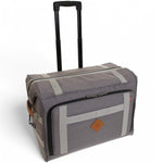 Barebones Porter Rolling Cooler met kussens in gras zij aanzicht met handvat