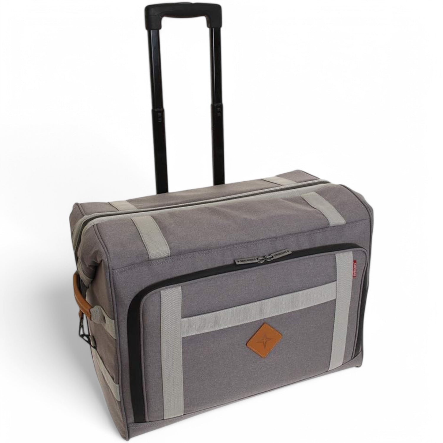 Barebones Porter Rolling Cooler met kussens in gras zij aanzicht met handvat