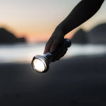 Barebones Vintage_Flashlight_op_het_strand in schemerlicht