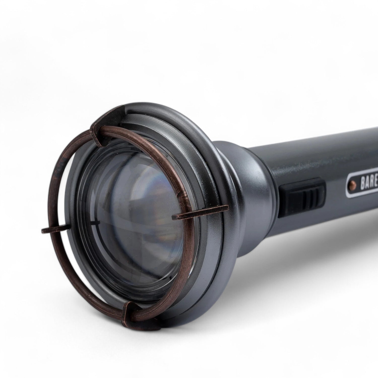Barebones Vintage Zaklamp – Oplaadbaar met USB, Telescopische Lens, LIV-257_VintageFlashlight-Gunmetal detailfoto voorkant