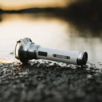 Barebones_vintage_zaklamp_in_vintage_wit_op_de_grond in schemerig avondlicht