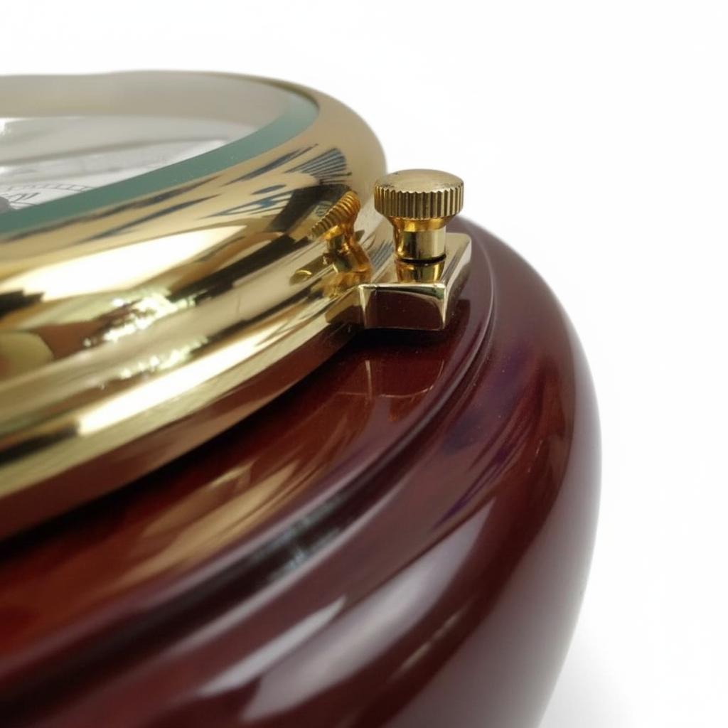 Barigo Captain scheepsklok Ø210 mm in de uitvoering messing met mahonie behuizing ingezoomd op de schroefopening aan voorzijde