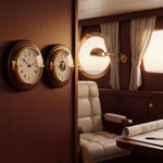 Barigo Captain scheepsklok en barometer set 210 mm met thermometer functie manhonie ronde wandplaat met messing behuizing hangend in een captains hut aan de houten wand