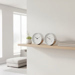 Barigo Instrumentenset 104 mm — scheepsklok en barometer wit, vernikkeld messing op een houten wandplank in modern interieur