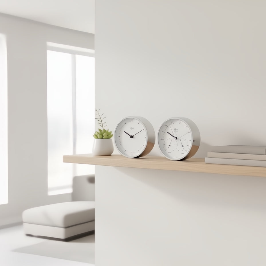 Barigo Instrumentenset 104 mm — scheepsklok en barometer wit, vernikkeld messing op een houten wandplank in modern interieur