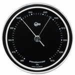 Barigo Orion barometer 823RFPO.06 ingezoomd op zwarte wijzerplaat met zilverkleurige wijzers en indexen