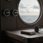 Barigo Orion hanged naast elkaar een rond raam met uitzicht over zee 