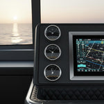 Barigo Orion set van 3 instrumenten chroom met zwarte wijzerplaat en zilverkleurige Arabische cijfers gemonteerd op een moderne brug in de cockpit van een yacht