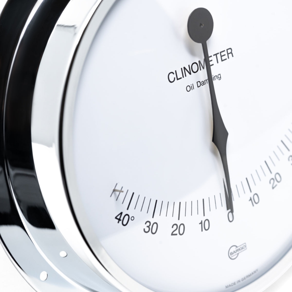 Barigo Viking clinometer in chroom kleur, witte wijzerplaat met heldere zwarte cijfers en wijzer vooraanzicht ingezoomd