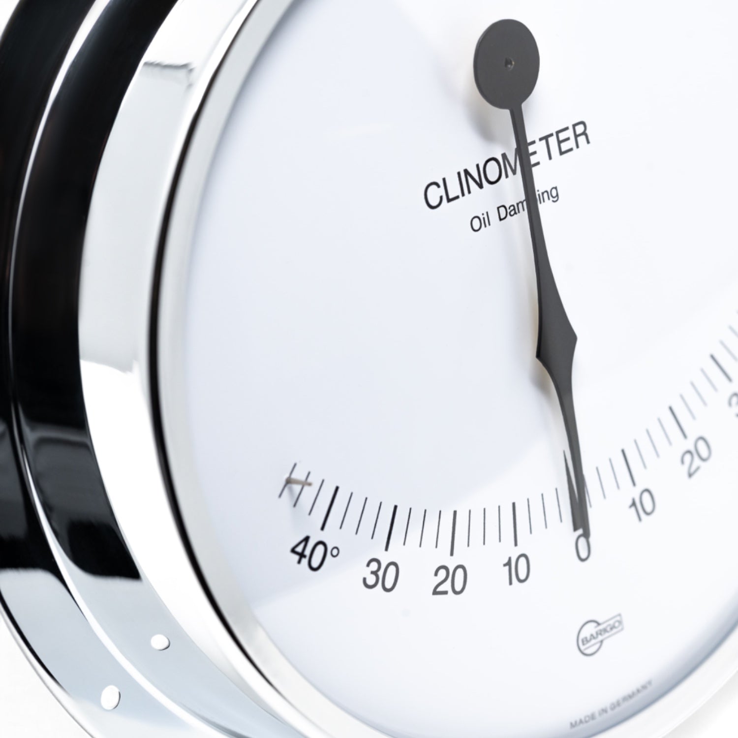 Barigo Viking clinometer in chroom kleur, witte wijzerplaat met heldere zwarte cijfers en wijzer vooraanzicht ingezoomd