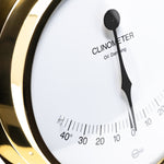 Barigo Viking clinometer in messing kleur, witte wijzerplaat met heldere zwarte cijfers en wijzer vooraanzicht ingezoomd