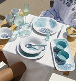 Bestekset Aqua 24-delig - RVS wit handvat met turquoise strepen op gedekte tafel met het Harmony Mare Blue en glazen Acqua servies