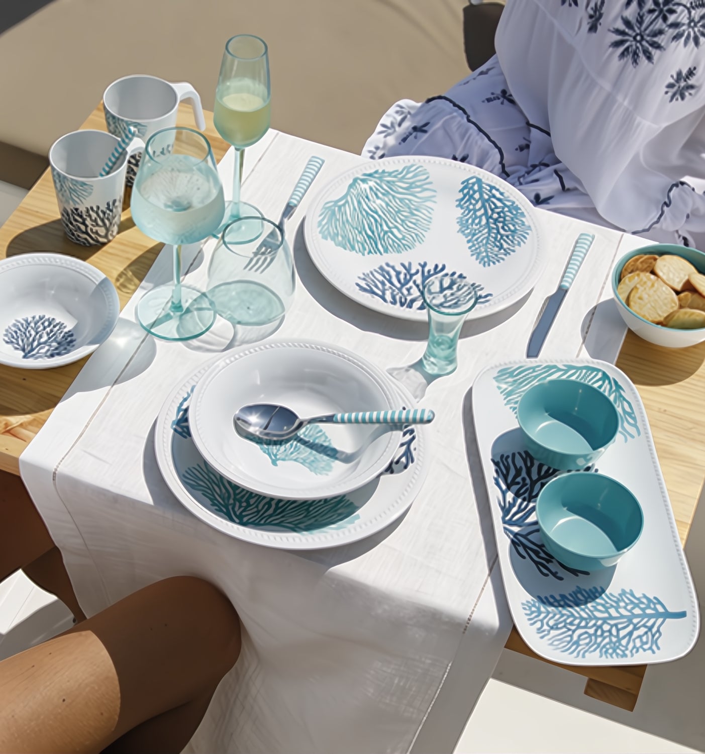 Bestekset Aqua 24-delig - RVS wit handvat met turquoise strepen op gedekte tafel met het Harmony Mare Blue en glazen Acqua servies