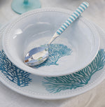 Bestekset Aqua 24-delig - RVS wit handvat met turquoise strepen op gedekte tafel met het Harmony Mare borden