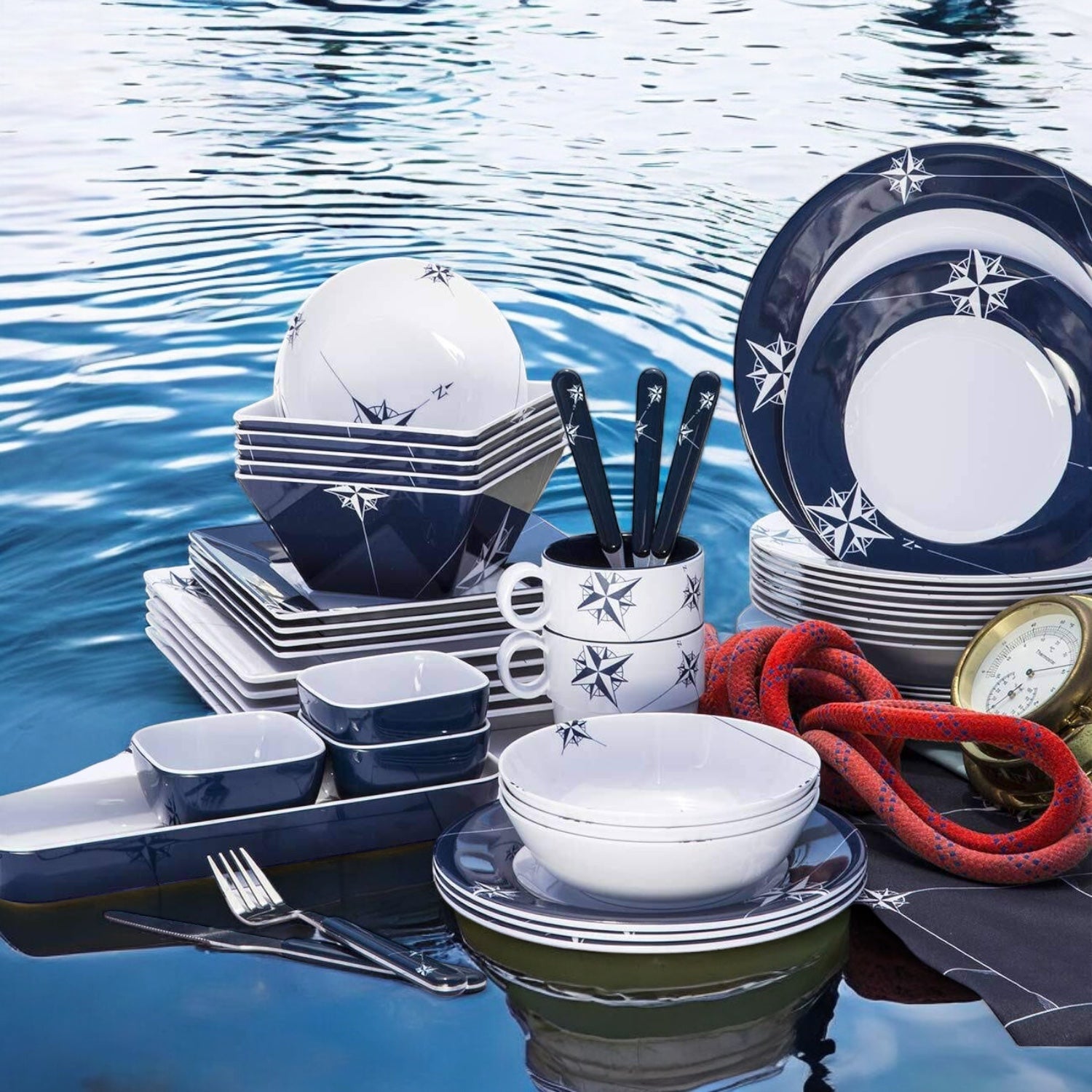 Bestekset Northwind 24-delig - maritieme stijl met windroos detail 15025 Marine Business in sfeersetting met compleet Northwind servies