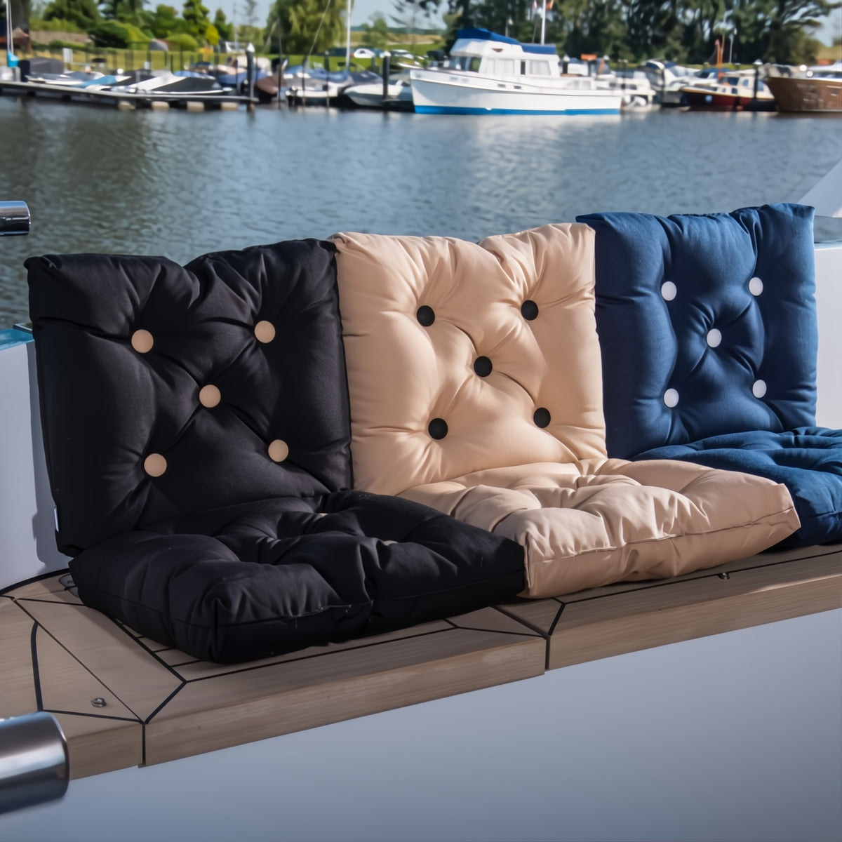 Bootkussen met knopen ARC Marine dubbel navy beige en zwart sfeerbeeld op een boot aan het water