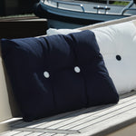 Bootkussen met knopen ARC Marine navy met witte knopen en wit met navy knopen sfeerbeeld op boot