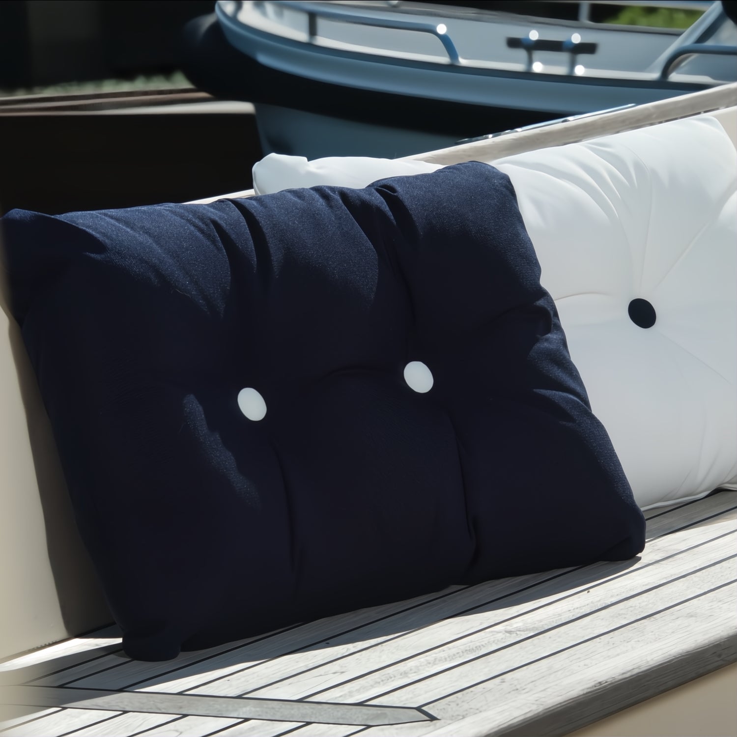 Bootkussen met knopen ARC Marine navy met witte knopen en wit met navy knopen sfeerbeeld op boot