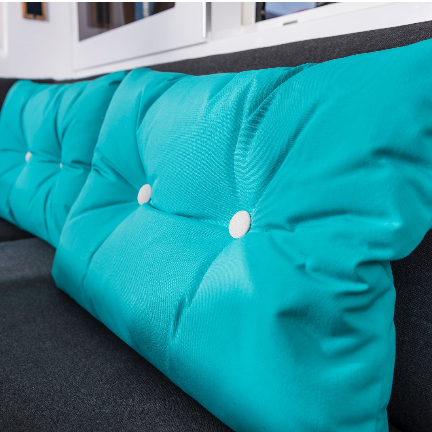 Bootkussen met knopen ARC Marine sfeerfoto op boot van twee turquoise kussens met witte knopen